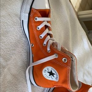 Women’s high top orange converse size 8